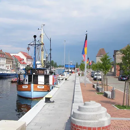 An Der Ostsee Mit Blick Auf Den Yachthafen * Ueckermünde